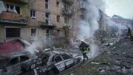 hasiči zasahujú pri výbuchoch v Kyjeve