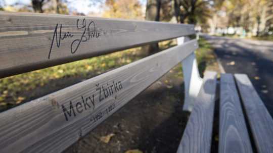 Na snímke znovuosadená lavička, na ktorej ako mladý sedával a hrával Miroslav “Meky” Žbirka v parku na Račianskom mýte v Bratislave aj s Mekyho podpisom.