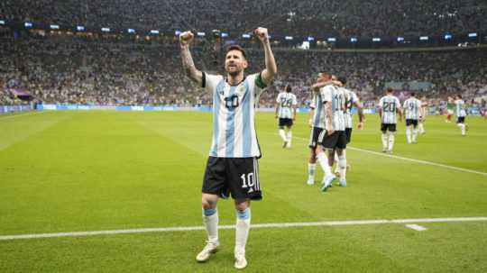 Argentínsky hráč Lionel Messi oslavuje po tom, ako strelil úvodný gól do bránky Mexika vo futbalovom zápase C-skupiny Argentína - Mexiko.