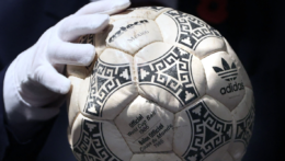 Futbalová lopta, s ktorou Diego Maradona skóroval pomocou "Božej ruky" v zápase Argentíny s Anglickom vo štvrťfinále MS 1986 v Mexiku.