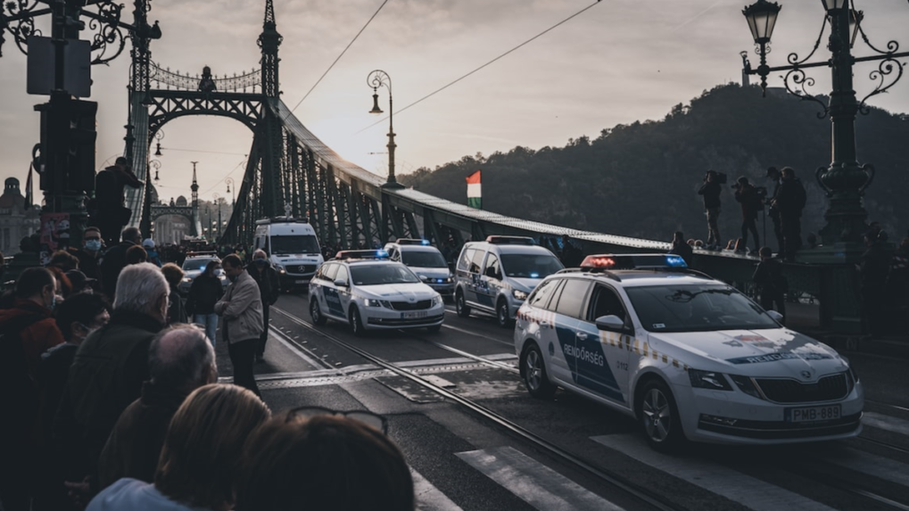 Podnapitý Slovák v Maďarsku strieľal do vzduchu a jazdil autom