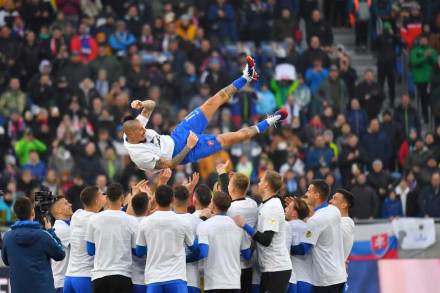 Na snímke spoluhráči vyhadzujú Mareka Hamšíka do vzduchu po prípravnom futbalovom zápase Slovensko - Čile v Bratislave.