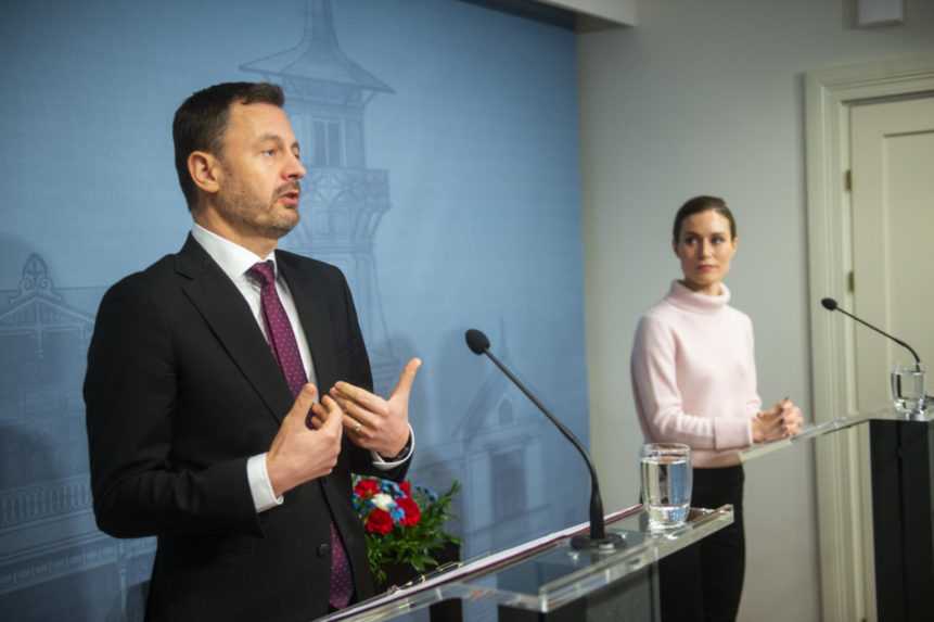 Na snímke slovenský premiér Eduard Heger (OĽANO) a fínska premiérka Sanna Marinová počas tlačovej konferencie.