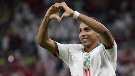 Marocký hráč Abdelhamid Sabiri oslavuje po tom, ako strelil úvodný gól vo futbalovom zápase F-skupiny Belgicko - Maroko.