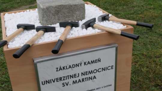 Kameň a kladivá pripravené na oficiálny akt poklepania základného kameňa novej Univerzitnej nemocnice sv. Martina v Martine.