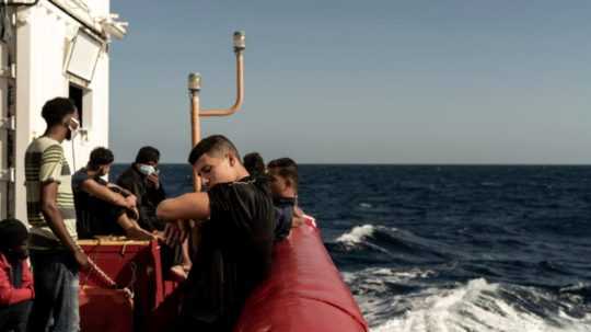 Niektorí z migrantov zachránených z mora na palube humanitárnej lode Ocean Viking, ktorá sa plaví po Stredozemnom mori.