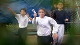 Na snímke dievča s odkazom beží k plotu.