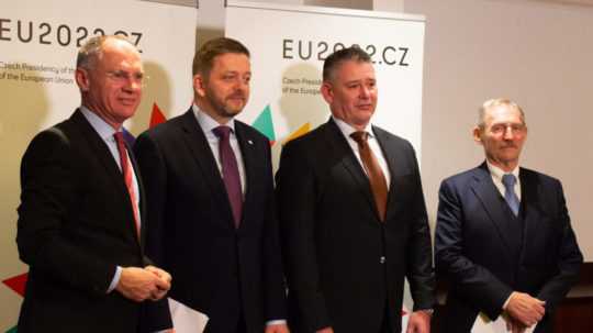 Zľava ministri vnútra Gerhard Karner (Rakúsko), Vít Rakušan (ČR), Roman Mikulec (SR) a Sándor Pintér (Maďarsko).