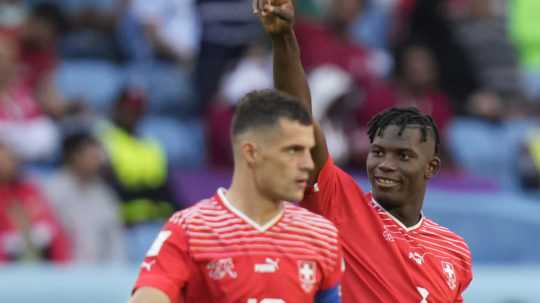 Vpravo švajčiarsky útočník Breel Embolo oslavuje svoj úvodný gól v zápase proti Kamerunu.
