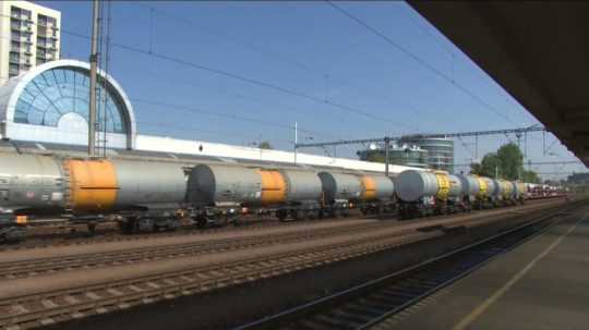 Na snímke sú nákladné vagóny na železničnej trati.