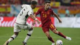 Španielsky hráč Jordi Alba (vpravo) bojuje o loptu s Nemcom Thilom Kehrerom vo futbalovom zápase E-skupiny Španielsko - Nemecko