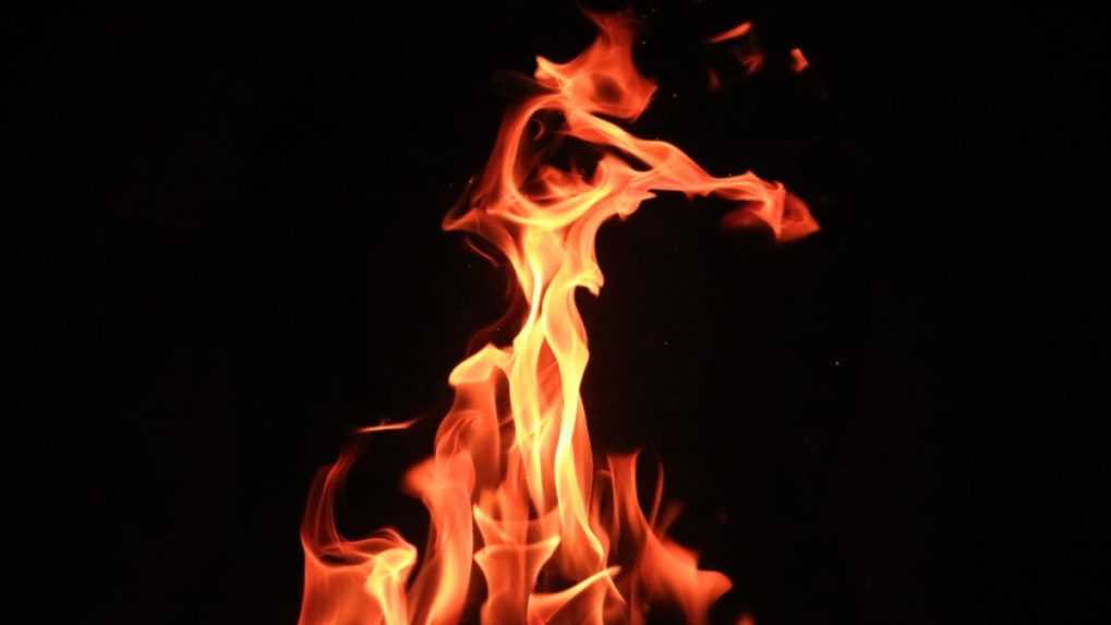 Pred základnou školou v Plzni sa upálil muž