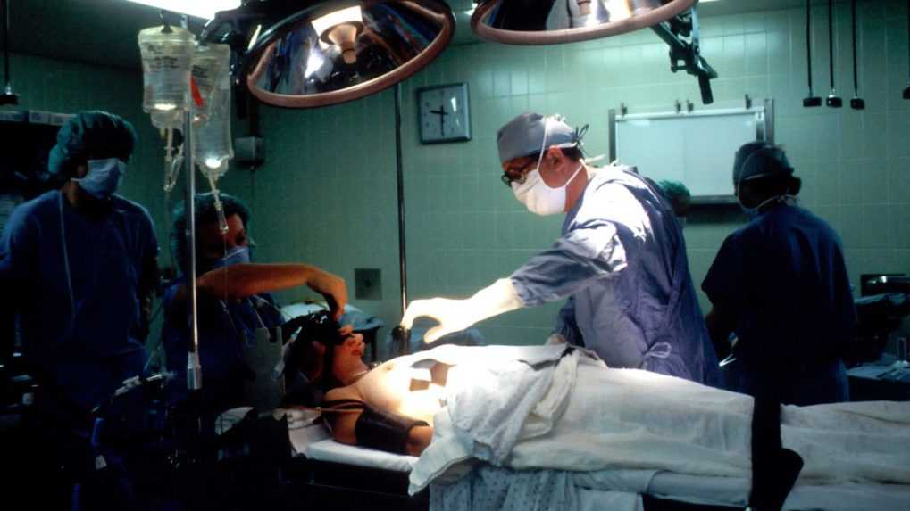 Operácia srdca pri svetle baterky. Výpadky energie komplikujú prácu ukrajinským lekárom