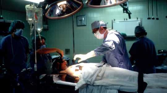 Na ilustračnej snímke lekár operuje pacienta.