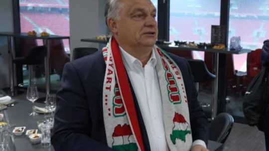 Na snímke maďarský premiér Viktor Orbán s kontroverzným šálom.