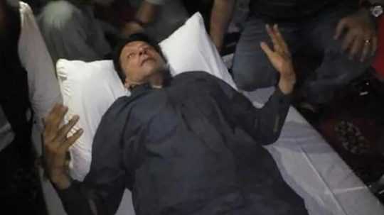 Bývalý pakistanský premiér Imran Chán leží zranený po streľbe.