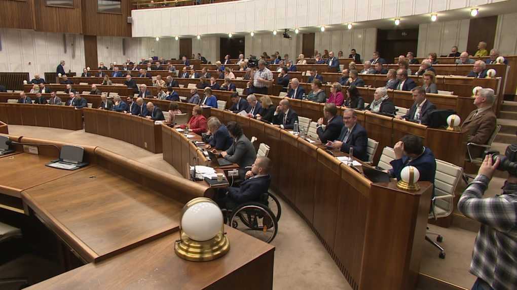 V parlamente diskutujú o príspevku z ruskej ropy a výdavkových limitoch