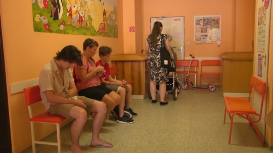 Na snímke rodičia s deťmi v pediatrickej čakárni.