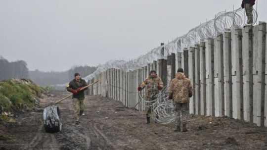 Ukrajina začala na hranici s Bieloruskom stavať obrannú bariéru.