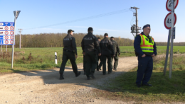 Na snímke slovenskí policajti na maďarsko-srbských hraniciach.
