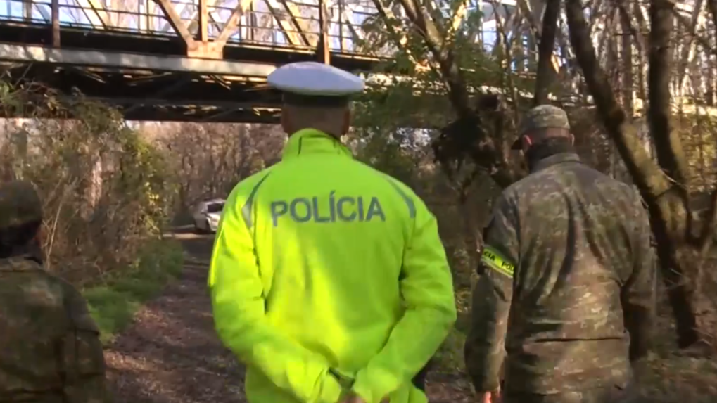 Slovensko-maďarské hranice strážia policajti aj päťdesiatka vojakov