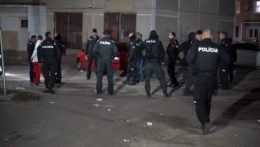 Policajti upokojujú situáciu v obci Žehra.