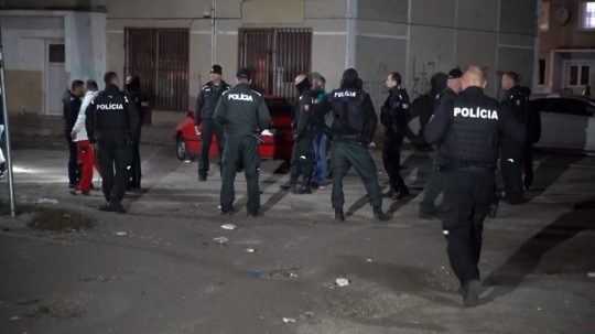 Policajti upokojujú situáciu v obci Žehra.