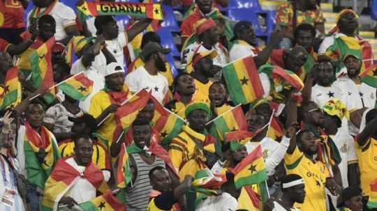 Ghanskí fanúšikovia skandujú pred futbalovým zápasom H-skupiny Portugalsko - Ghana na MS 2022 vo futbale