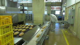 Na snímke sa vyrába chlieb.