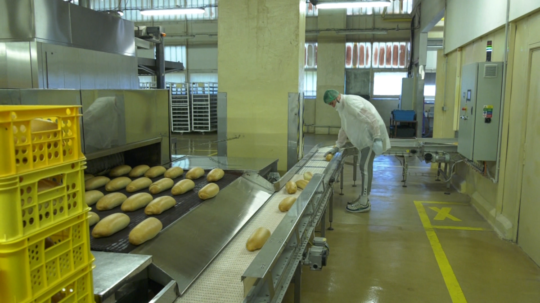 Na snímke sa vyrába chlieb.
