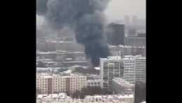 Na snímke je záber veľkého kúdolu dymu stúpajúceho z centra Moskvy.