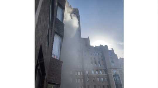 Na snímke je vidieť dym šíriaci sa z okna jednej z bytoviek v New Yorku.