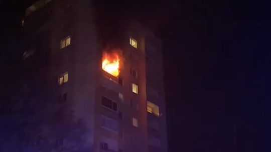 Na snímke plamene šľahajú z bytu na ôsmom poschodí.