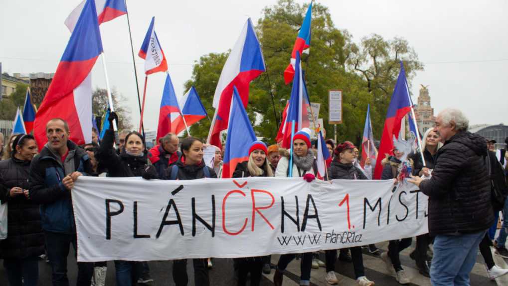 Na snímke účastníci protestu, ktorí smerujú k budove Českej televízie.