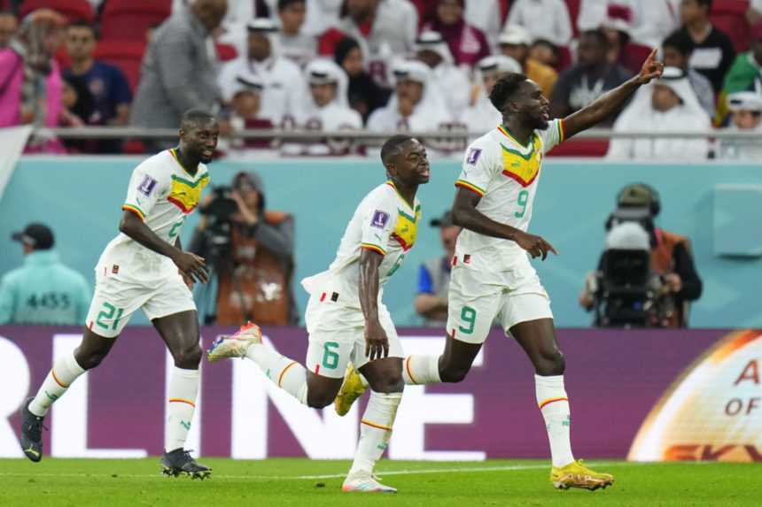 Senegalský futbalista Boulaye Dia (v popredí) strieľa úvodný gól v zápase základnej A-skupiny Katar - Senegal.