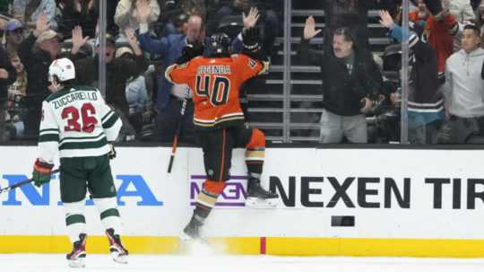 Slovenský hokejista Pavol Regenda v drese Anaheimu Ducks sa teší po vstrelení gólu.