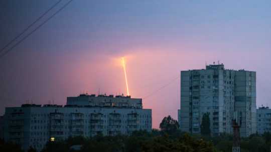 Na archívnej snímke ruská raketa vypálená z ruského Belgorodu na ukrajinské mesto Charkov.