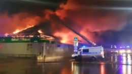 Na snímke požiar nočného klubu Polygon v Rusku.