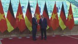 Na snímke je (zľava) nemecký premiér Olaf Scholz a vietnamský premiér Pham Minh Chinh.
