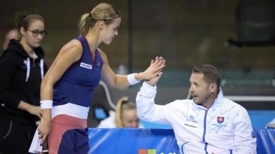 Slovenská tenistka Anna Karolína Schmiedlová (vľavo) si tľapká rukou s kapitánom tímu Matejom Liptákom.