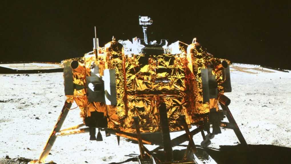 Na archívnej snímke vytvorenej čínskym lunárnym vozidlom Jü-tchu (Nefritový králík) je vesmírna sonda Čchang-e 3.