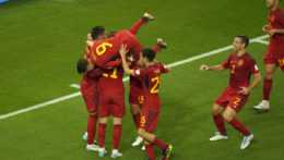 Na snímke prvý zľava španielsky futbalista Ferran Torres sa teší so spoluhráčmi po strelení tretieho gólu svojho tímu z penalty počas zápasu E-skupiny Majstrovstiev sveta vo futbale Španielsko - Kostarika v katarskej Dauhe.