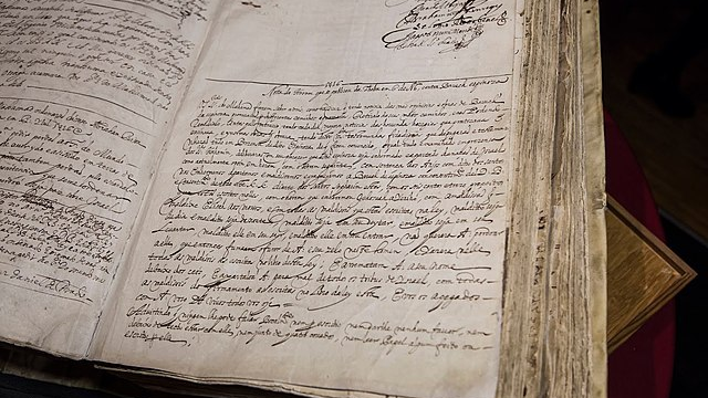 Ilustračná snímka dokumentu, ktorým Barucha Spinozu exkomunikovali z portugalskej židovskej obce v Amsterdame.
