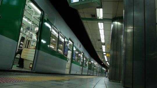 Na snímke je vlak v priestoroch juhokórejskej stanice metra.
