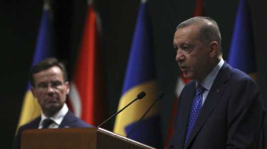 Švédsky premiér Ulf Kristersson (vľavo) a turecký prezident Recep Tayyip Erdogan počas spoločnej tlačovej konferencie v Ankare.