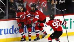 Hokejisti New Jersey Devils vrátane Tomáša Tatara sa tešia z gólu proti Calgary Flames.