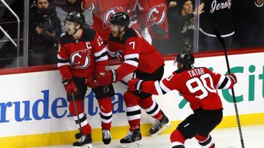 Hokejisti New Jersey Devils vrátane Tomáša Tatara sa tešia z gólu proti Calgary Flames.