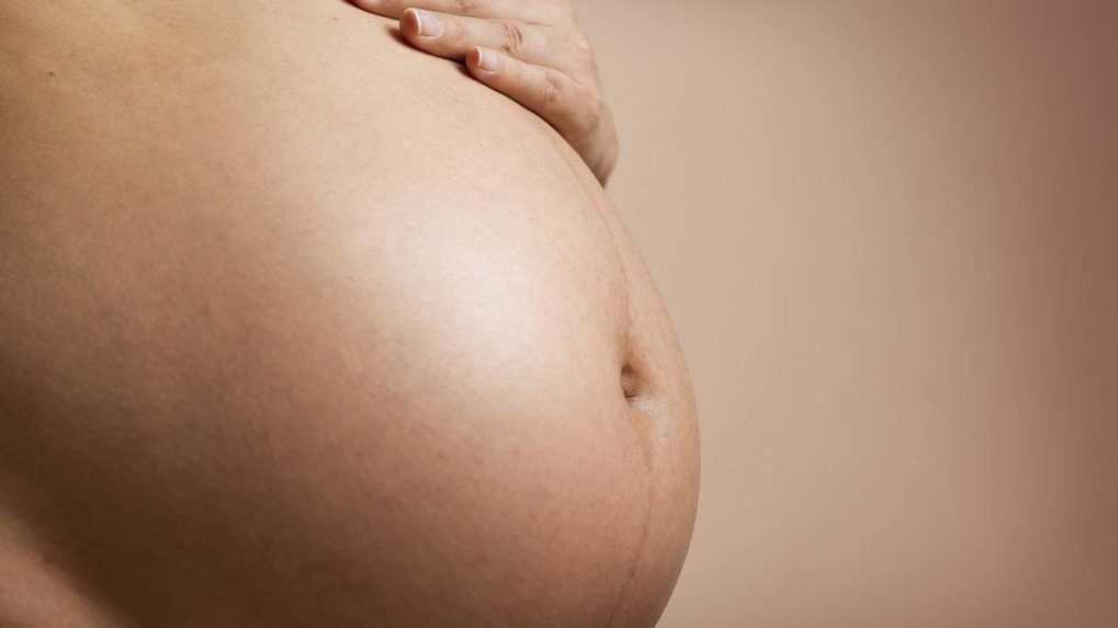 Za nízku pôrodnosť môžu ženy, ktoré pijú alkohol, tvrdí Kaczyňski