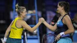 Slovenská tenistka Viktória Kužmová (vľavo) si podáva ruku s Austrálčankou Storm Sandersovou.