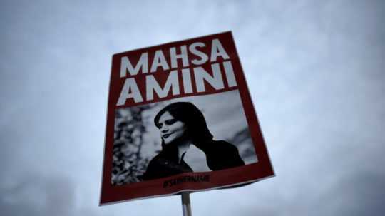 Transparent s podobizňou 22-ročnej Iránky Mahsy Amíníovej, ktorá zomrela krátko po zadržaní mravnostnou políciou.